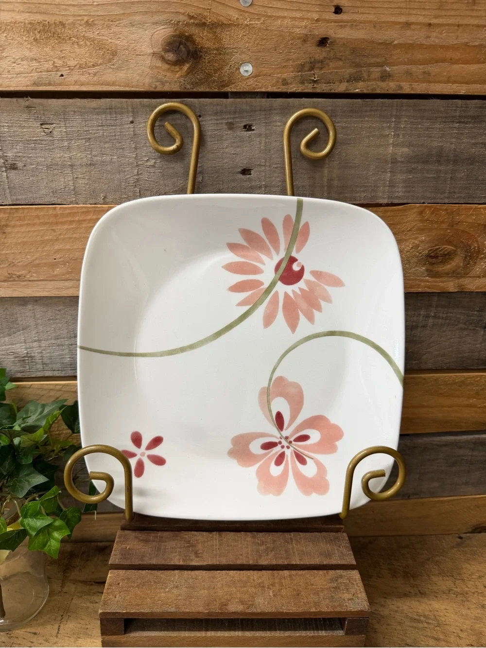 Gold Wrought Iron Scroll Display Wall Plate Rack
